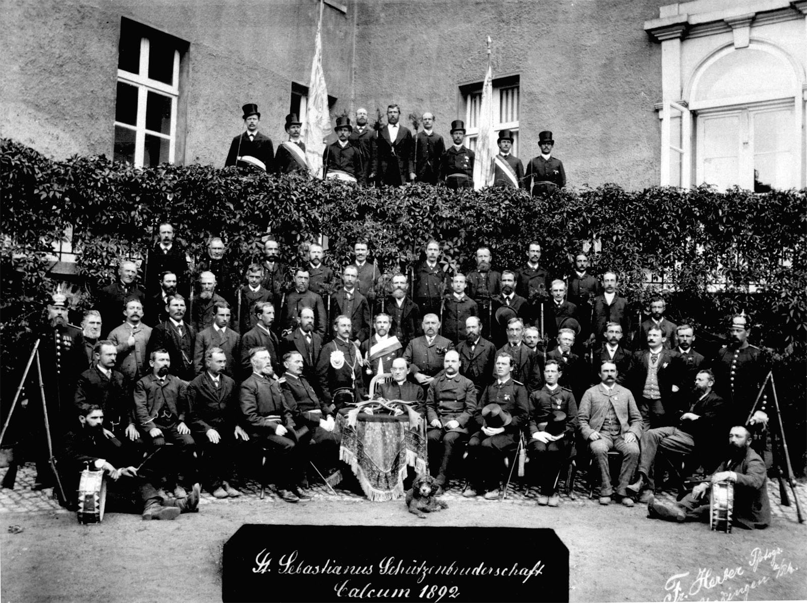 Die Bruderschaft im Jahre 1892. Es wurde an Hand von Übermittlungen eine Namenszuordnung dürchgeführt. Einfach mal über die Personen wandern...oder benutzen Sie die Lupe unten rechts. Die Bruderschaft im Jahre 1892. Es wurde an Hand von Übermittlungen eine Namenszuordnung dürchgeführt. Einfach mal über die Personen wandern...oder benutzen Sie die Lupe unten rechts.